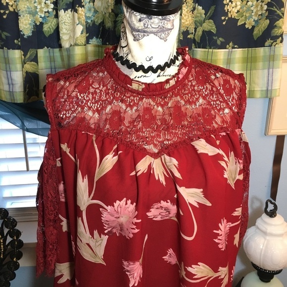 Live 4 Truth  open shoulder lace sleeve blouse - Picture 3 of 9